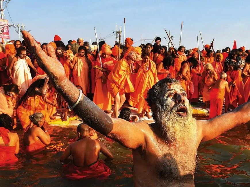 कुंभ मेले में नदी में डुबकी लगाई जाती है. साधकों का मानना है कि