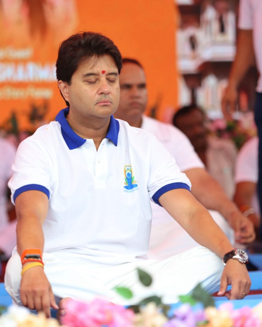11वां अंतरराष्ट्रीय योग दिवस: राजवाड़ा इंदौर में केंद्रीय मंत्री ज्योतिरादित्य सिंधिया ने किया योगाभ्यास,