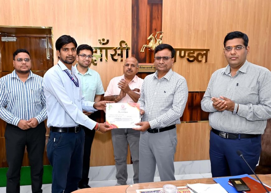 "एम्प्लाई ऑफ द मंथ" सम्मान से नवाजे गए लोको पायलट श्री अमित कुमार